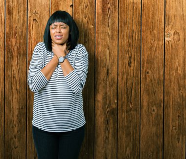 Güzel genç Afro-Amerikan kadın giyiyor çizgili süveter üzerinde arka plan bağırarak izole ve çünkü boğmak acı kendi ellerimle öldürürüm. Sağlık sorunu. Yaralarından ve intihar kavramı.