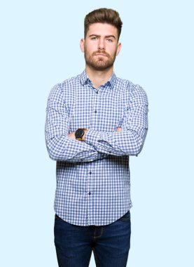 Genç yakışıklı bussines şüpheci ve sinir, onaylamayan ifade yüz çapraz kolları olan adamım. Negatif kişi.