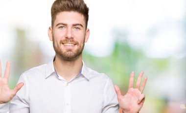 Gösterilen ve parmakları ile işaret genç yakışıklı iş adamı numara 9 kendinden emin ve mutlu gülümseyerek süre.