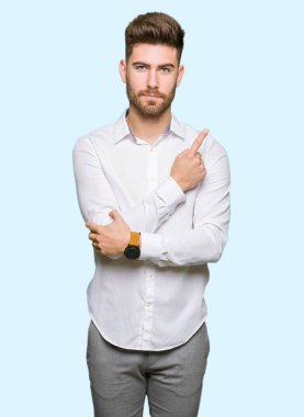 Genç yakışıklı iş reklam, ciddi ve sakin yüz gösterilen yan el parmak ile işaret dostum