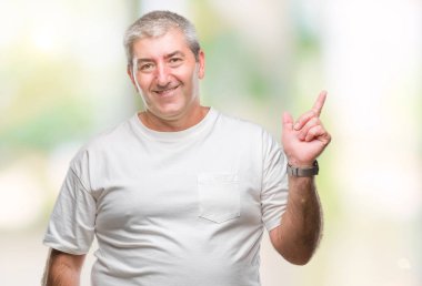 Kameraya bakarak yan el ve parmak ile işaret eden yakışıklı komuta sizde yüzünde kocaman bir gülümseme ile izole arka plan üzerinde.