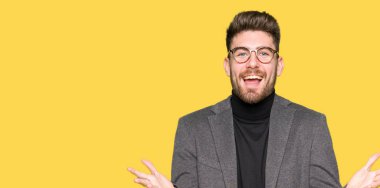 Genç yakışıklı iş adamı deli ve silah ile başarı için hayran kutluyor gözlük takan kaldırdı ve açık gözleri çığlık heyecanlı. Kazanan kavramı