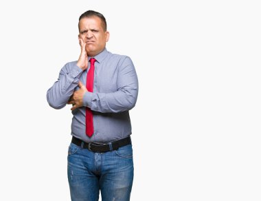 Düşünme izole arka plan bakmaktan kırmızı kravat giyen orta yaş Arap adam yorgun ve sıkılmış çapraz silah depresyon sorunları ile.