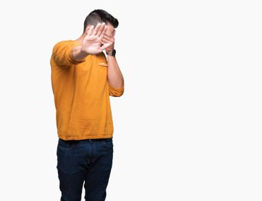 Genç yakışıklı adam izole elleriyle gözlerini kapsayan arka plan ve stop jest ile acı ve korku ifadesi. Utandım ve negatif kavramı.