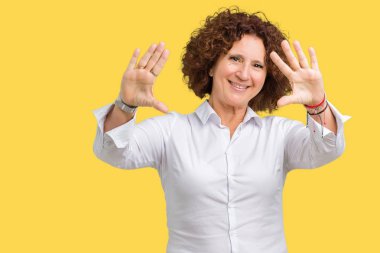 Güzel orta ager üst düzey businees kadın izole arka plan kullanarak el avuç içi ve parmaklar, kamera perspektif çerçevesini yapıyor gülen