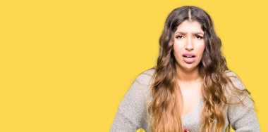 Çünkü mide üzerinde el ile Kış elbise giyen genç güzel kadın mide bulantısı, ağrılı hastalık hasta hissediyor. Ağrısı kavramı.