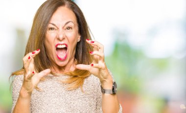 Moda kazak boğazlamak istiyor eller öfke ile sinirli bağırarak giyen güzel orta yaş kadın deli bağırıyor