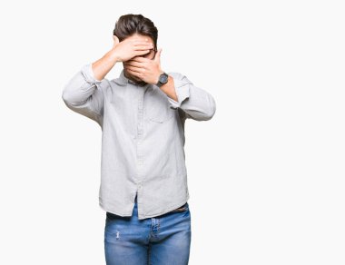 Yakışıklı delikanlı izole arka plan kaplaması gözler ve ağız el ile üzerinden gözlük takan şaşırttı ve şok. Duygu gizleme