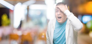 Üzerinde sweatshirt giyen orta yaş Arap adam arka plan çok mutlu ve gülümseyen uzakta el ile üzerine kafa seyir izole. Arama kavramı.