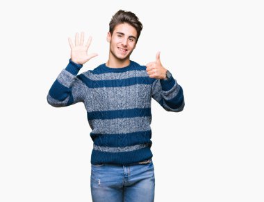 Yakışıklı delikanlı gösterilen ve parmakları ile işaret izole arka plan üzerinde kendinden emin ve mutlu gülümseyerek süre 6 numara.