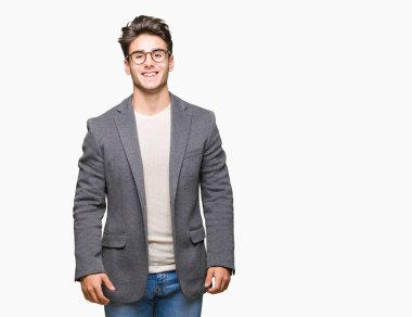 Yüzünde mutlu ve güzel bir gülümseme ile izole arka plan üzerinde gözlük takan genç iş adamı. Şanslı kişi.