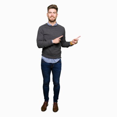 Gülümseyen ve iki ile işaret kamera bakarak genç yakışıklı zarif adam eller ve yan parmak.