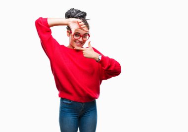 Genç elle yapma çerçeve ve parmakları ile mutlu yüz gülümseyen izole arka plan üzerinde saç Afro-Amerikan Kız giyiyor kazak ve gözlük örgülü. Yaratıcılık ve Fotoğrafçılık kavramı.