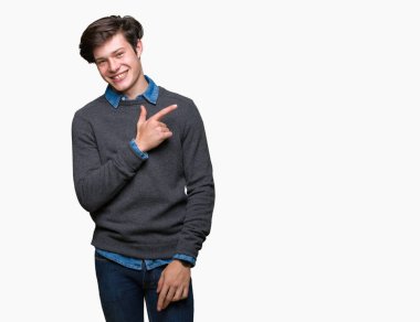 Genç yakışıklı zarif adam izole arka neşeli bir gülümseme ile el ve parmak kadar yan yüzünde mutlu ve doğal ifade ile işaret yüz üzerinden