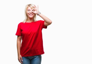 Gülümseyen, parmakları ile mutlu yüz üzerinden seyir göz el ile ok jest yapıyor izole arka plan üzerinde kırmızı t-shirt giyen genç güzel sarışın kadın.