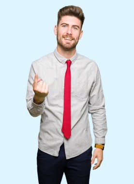 Genç yakışıklı iş adamı Beckoning gel burada mutlu ve gülümseyerek el davet ile jest