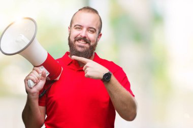 Beyaz delikanlı izole arka el ve parmak ile işaret çok mutlu üzerinde megafon ile bağırarak