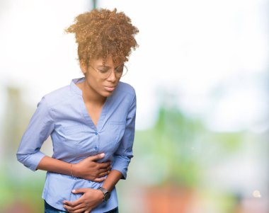 Güzel genç Afro-Amerikan iş kadın izole mide üzerinde el ile arka plan çünkü hazımsızlık, ağrılı hastalık hasta hissediyor. Ağrısı kavramı.