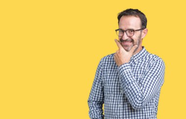 Emin çapraz kollar ve çeneme kaldırdı el ile gülümseme ile kameraya bakarak izole arka plan üzerinde gözlük takan yakışıklı orta yaş zarif üst düzey iş adamı. Pozitif düşünce.