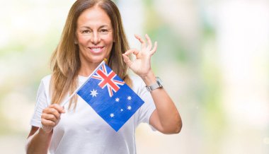 Avustralya bayrağı parmak, mükemmel sembolü ile ok işareti yapıyor izole arka plan üzerinde tutan orta yaş İspanyol kadın