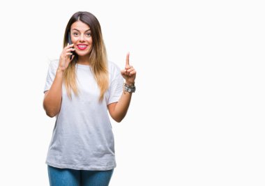 Genç güzel kadın konuşma arama üzerinden Smartphone kullanarak arka plan ile bir fikir ya da gülen yüz, bir numara ile parmak işaret soru sürpriz izole