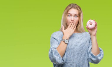 Hata, korku, sessizlik içinde gizli kavramı korkmuş ifade için utanç ile izole arka kapak ağız el ile üzerinden tatlı çörek yiyen genç kafkas kadın şok