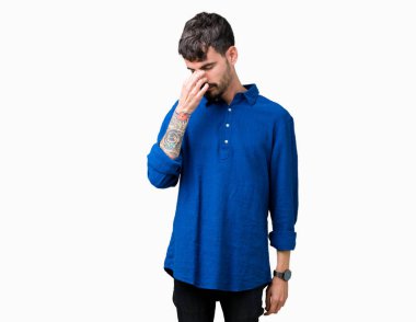 İzole arka burun ve göz yorgunluğu ve baş ağrısı duygu sürtünme yorgun genç yakışıklı adam. Stres ve hayal kırıklığı kavramı.