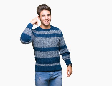 İzole genç yakışıklı adam arka plan bir parmak, harika bir fikir ya da düşünce, iyi hafıza ile baş gösteren gülen