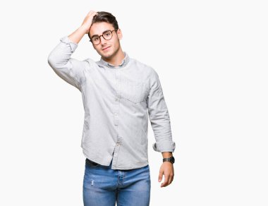 Yakışıklı delikanlı el jest yukarıya ile kendine güvenen dokunaklı saç gülümseyerek, çekici poz izole arka plan üzerinde gözlük