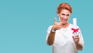 Ok işareti, başparmak ile parmak, mükemmel işareti yapıyor kocaman bir gülümseme ile arka plan mutlu derecesi sertifika tutan üst düzey beyaz kadın izole