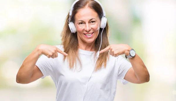 Mujer Hispana Mediana Edad Escuchando Música Usando Auriculares Sobre Fondo —  Fotos de Stock