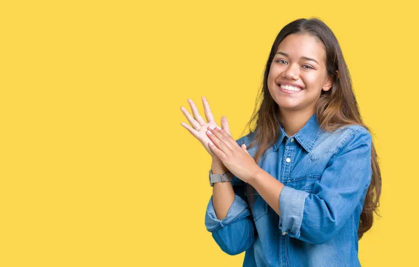 Jovem Bela Mulher Morena Vestindo Camisa Jeans Azul Sobre Fundo — Fotografia de Stock