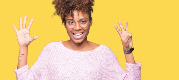 Hermosa Mujer Afroamericana Joven Con Gafas Sobre Fondo Aislado Mostrando — Foto de Stock