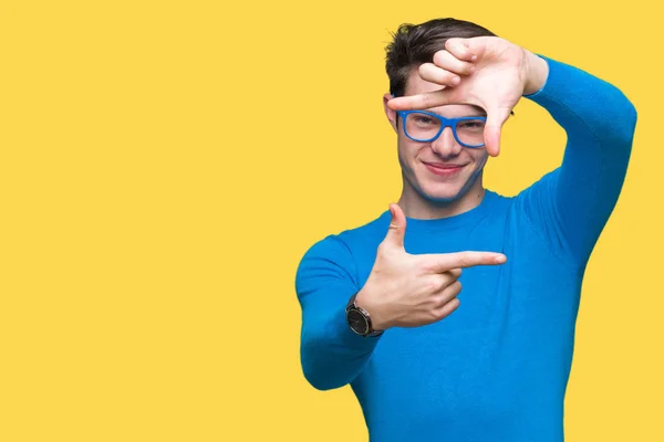 Joven Hombre Guapo Con Gafas Azules Sobre Fondo Aislado Sonriendo —  Fotos de Stock