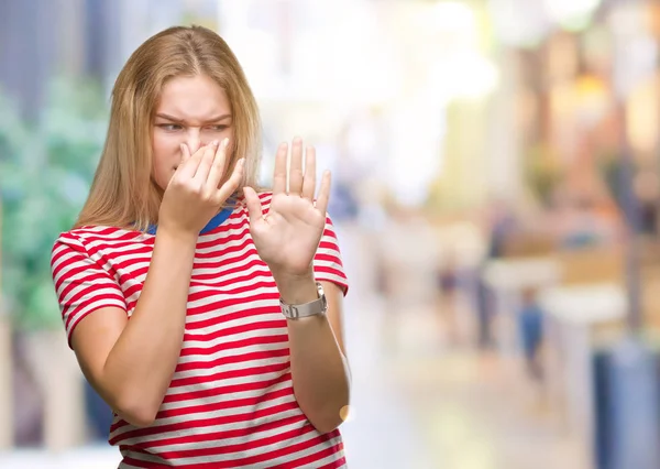 Giovane Donna Caucasica Sfondo Isolato Che Sente Odore Qualcosa Puzzolente — Foto Stock