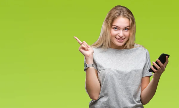 Mujer Joven Caucásica Enviando Mensaje Usando Teléfono Inteligente Sobre Fondo —  Fotos de Stock