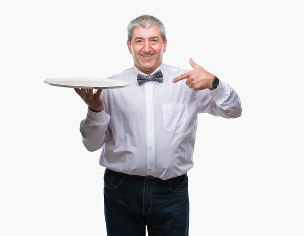 Przystojny Starszy Kelner Człowiek Gospodarstwa Srebrna Taca Białym Tle Niespodzianka — Zdjęcie stockowe