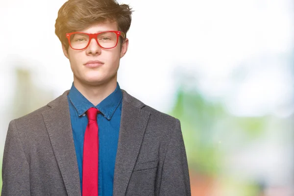 Fiatal Jóképű Üzletember Arcán Súlyos Kifejezés Elszigetelt Háttér Piros Szemüveg — Stock Fotó
