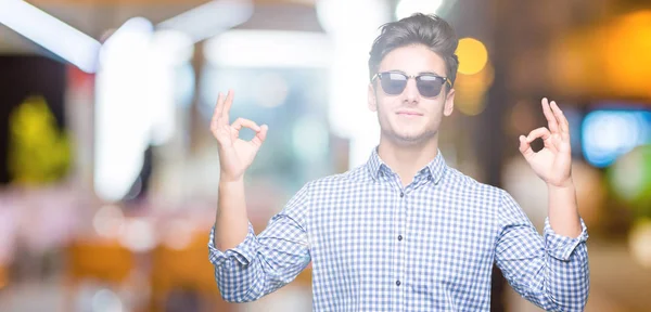 Ung Flot Mand Iført Solbriller Isoleret Baggrund Slappe Smile Med - Stock-foto