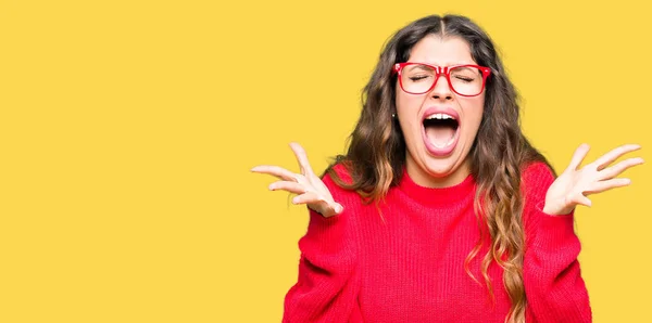 Junge Schöne Frau Mit Roter Brille Feiert Verrückt Und Erstaunt — Stockfoto
