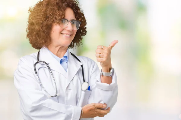 Medico Anziano Mezza Età Donna Sfondo Isolato Guardando Orgoglioso Sorridente — Foto Stock