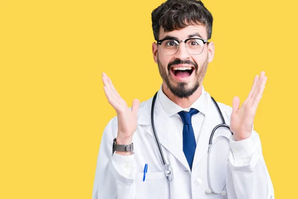 Joven Doctor Vistiendo Abrigo Hospital Sobre Fondo Aislado Celebrando Loco —  Fotos de Stock