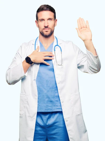 Bonito Médico Homem Vestindo Uniforme Médico Sobre Fundo Isolado Jurando — Fotografia de Stock