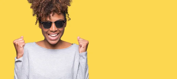 Hermosa Mujer Afroamericana Joven Con Gafas Sol Sobre Fondo Aislado —  Fotos de Stock