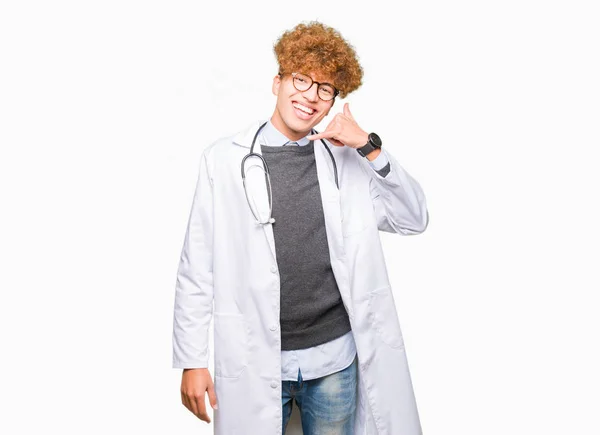 Joven Doctor Guapo Con Abrigo Médico Sonriendo Haciendo Gesto Telefónico — Foto de Stock