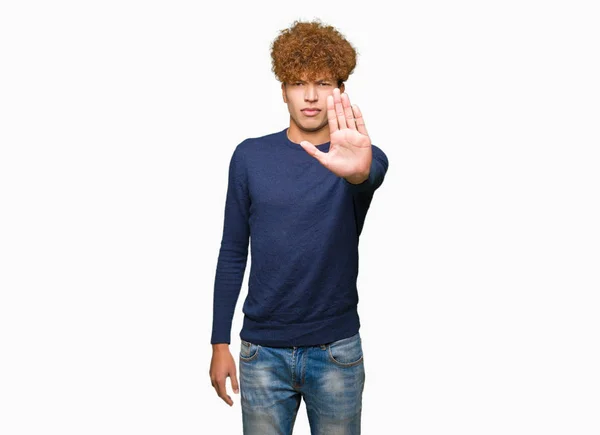 アフロ髪停止を行う若いハンサムな男は 手のひらの上で歌います 顔に否定的な深刻なジェスチャーで警告式 — ストック写真