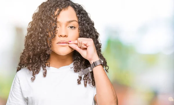 Jovem Mulher Bonita Com Cabelo Encaracolado Vestindo Branco Shirt Boca — Fotografia de Stock