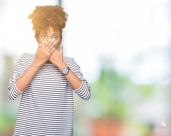 Güzel genç Afro-Amerikan kadın üzerinde gözlük takan arka plan ağız hata için elleriyle kapsayan şok izole. Gizli kavramı.