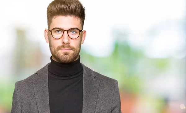 Joven Hombre Negocios Guapo Con Gafas Con Expresión Seria Cara —  Fotos de Stock