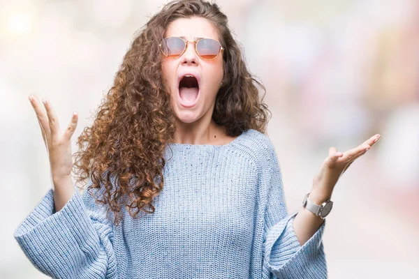 Vackra Brunett Lockigt Hår Ung Flicka Bär Solglasögon Över Isolerade — Stockfoto